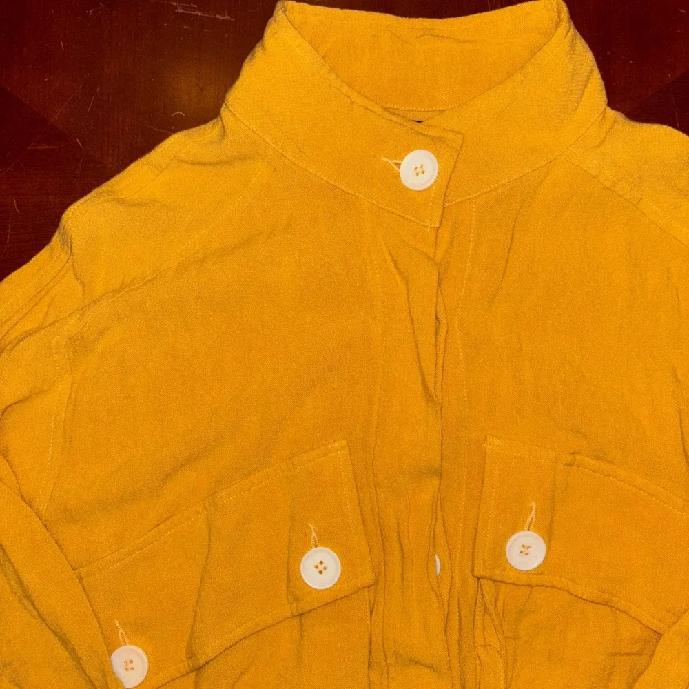 DÈLUC yellow button